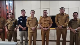 Wali Kota Prabumulih, Arlan Didampingi Jajarannya Mengklarifikasi Pencopotan Kepala Sekolah SMPN 1 Prabumulih
